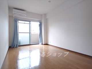 居室・リビング　エアコン付き（カーテンはありません）