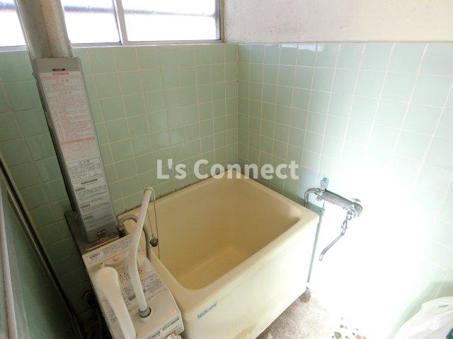 バス・シャワールーム　お風呂にも窓があります。