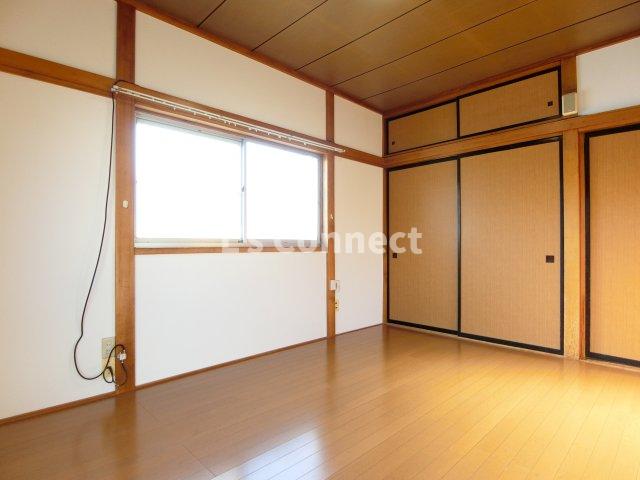 居室・リビング　角部屋で２面に窓があります。