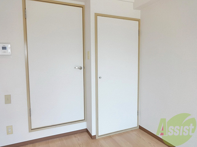 収納　２段式収納プラス上段に棚がございます。荷物収まりますか～