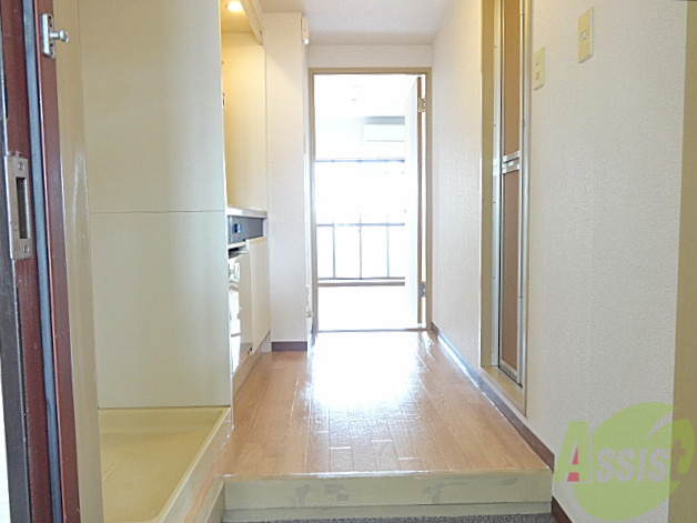 玄関　廊下幅がわりとあるので開放的ですね