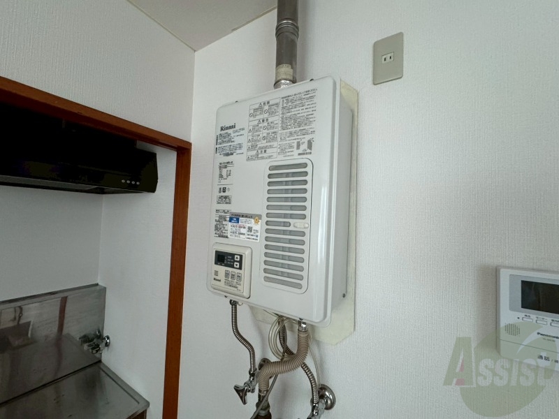 その他設備　給湯器は簡単操作で温度調整ができますよ。