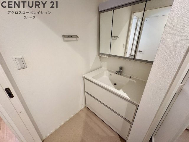 洗面設備　三面鏡