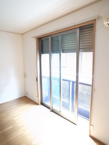 バルコニー　外出時はシャッター閉めて防犯、防犯。