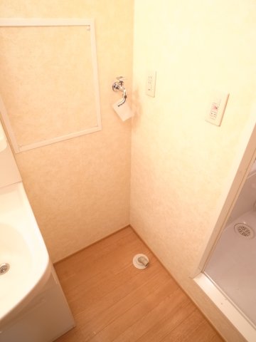 その他設備　洗濯機置場はお風呂の前に。