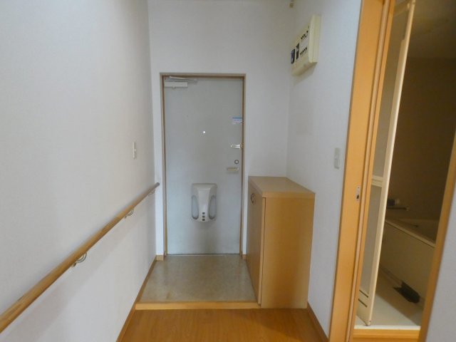 玄関　同型タイプのお部屋（２０５号室）の写真となっております。