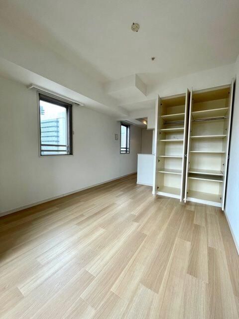 その他部屋・スペース　開放的な寝室です