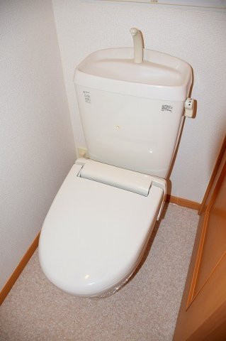 トイレ　落ち着いた色調のトイレです
