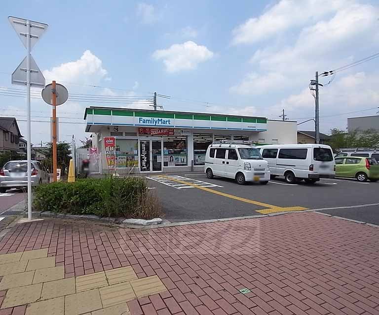 コンビニ　ファミリーマート京田辺花住坂店（コンビニ）まで172m