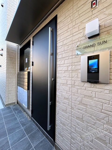 エントランス　明るいエントランスであなたのお帰りをお待ちします＾＾