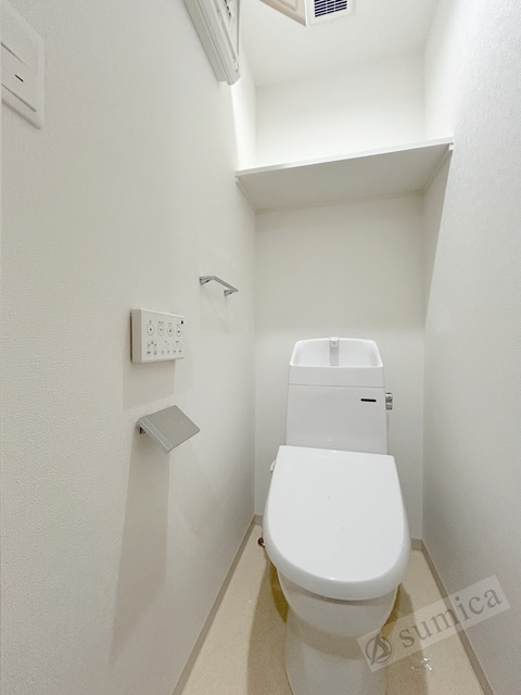 トイレ　人気アイテムの温水洗浄便座。清潔感のあるトイレです。