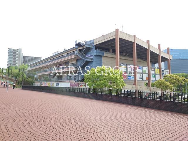 ショッピングセンター　クロスガーデン多摩（ショッピングセンター）まで778m