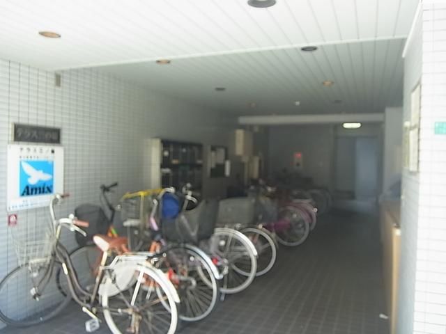 エントランス　重厚感のあるタイル張りの外観