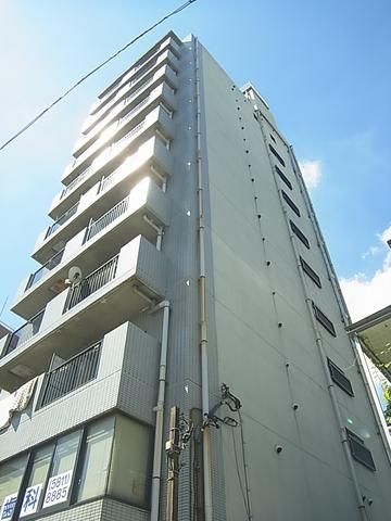 建物外観　重厚感のあるタイル張りの外観