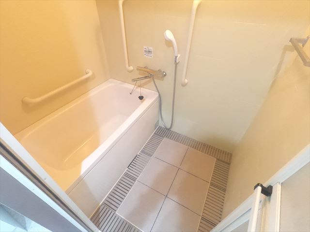 バス・シャワールーム　ゆったりとした浴室です。