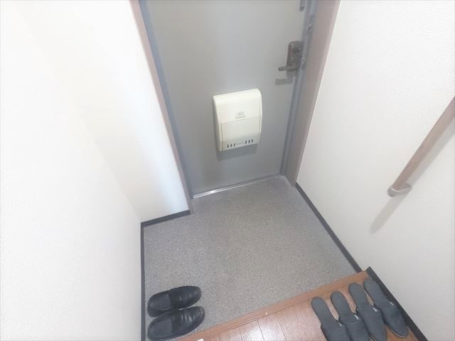 玄関　玄関にも手すりがあります。