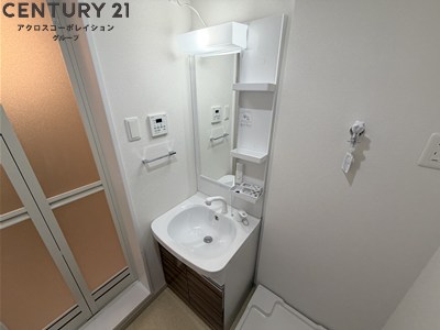 洗面設備　アメニティ収納棚ありの独立洗面台です