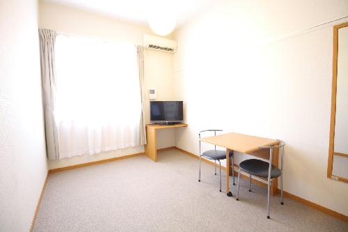 居室・リビング　造り付けテーブルを折りたためば、さらに広く使えます♪