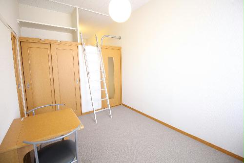 居室・リビング　クローゼットも完備！さらには収納棚も付いています♪