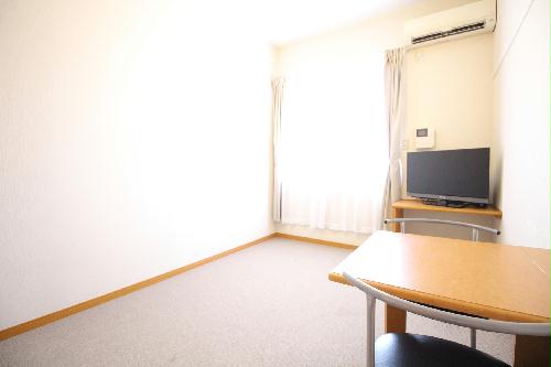 居室・リビング　採光面は東向きです！朝から明るい日ざしが差し込みます！