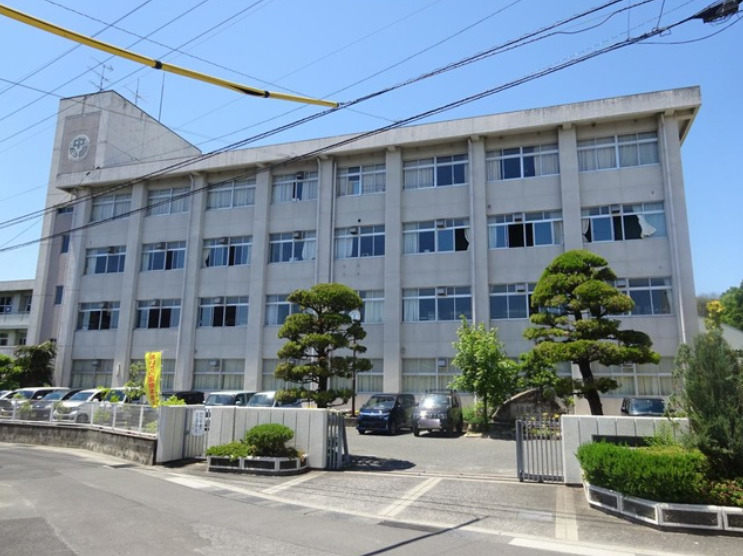 中学校　岡山市立中山中学校（中学校）まで1013m