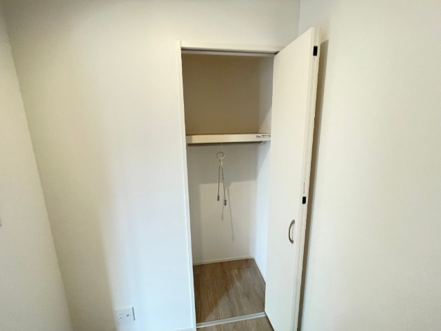 収納　ハンガーパイプ付き