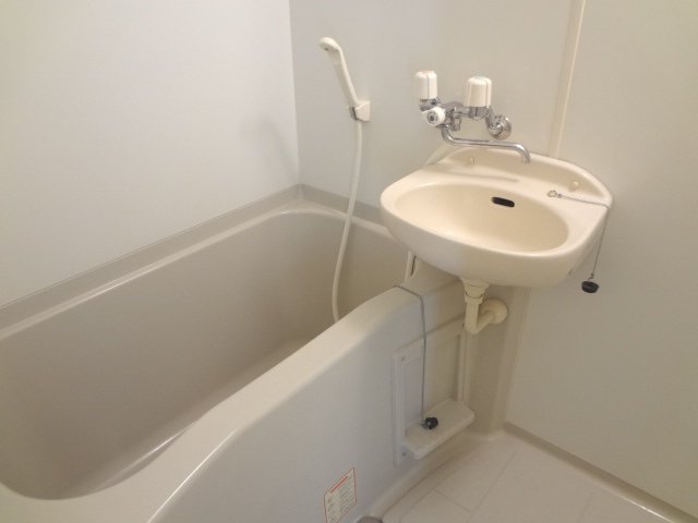 バス・シャワールーム　浴室換気乾燥機能付きお風呂。