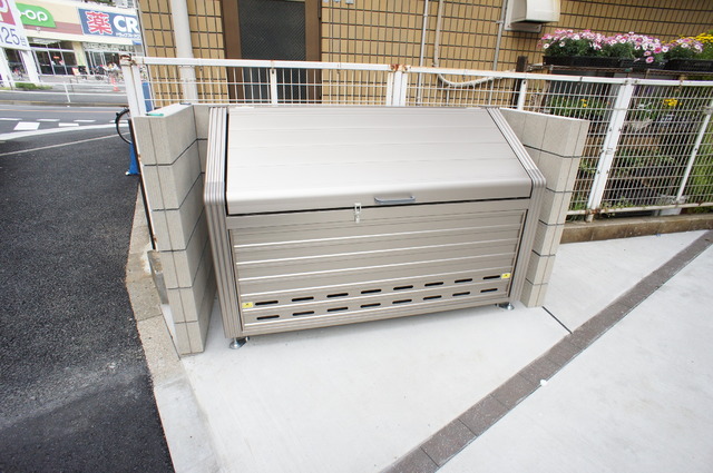 その他共有部分　蓋つきのゴミ置き場。衛生的ですね♪