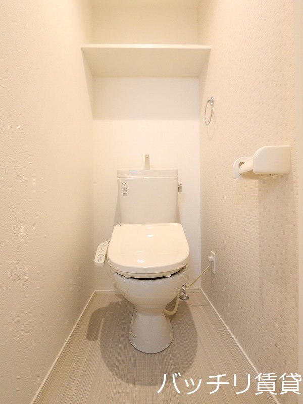 トイレ　画像は別号室タイプの為、現状を優先致します。