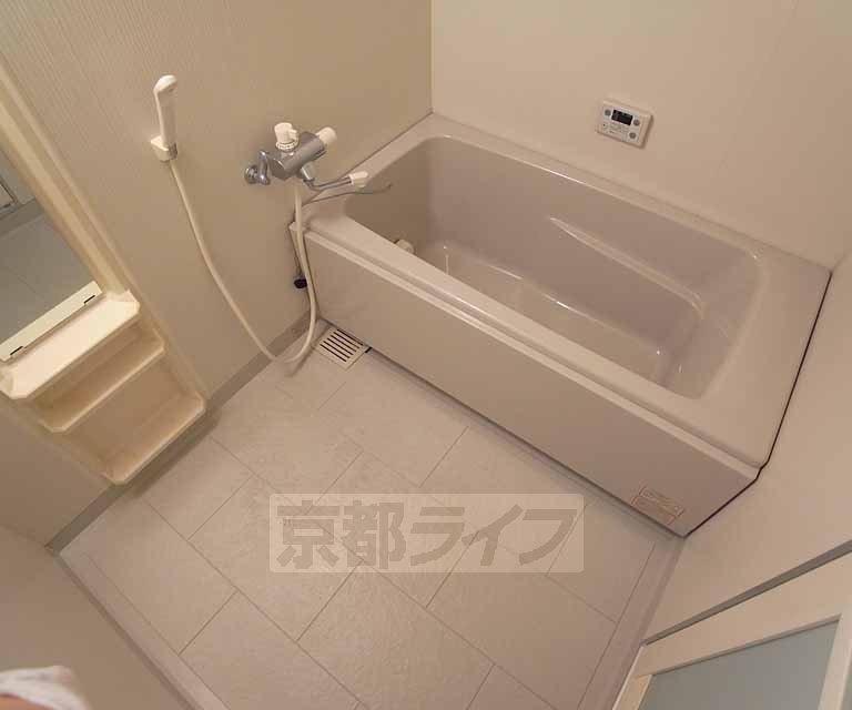 バス・シャワールーム　追い焚き機能付きです。