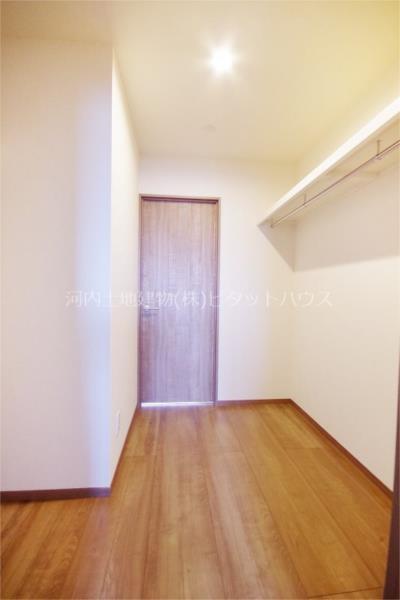 収納　ウォークスルークローゼット内