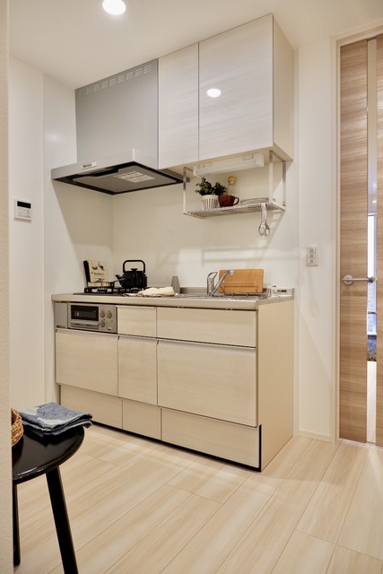 キッチン　★モデルルーム時参考写真★空間に溶け込むホワイトのキッチン