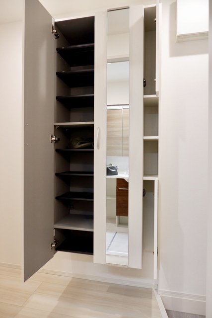 玄関　★シューズボックスは姿見付き★