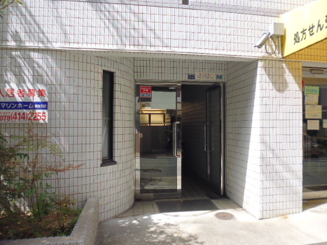 エントランス　敷地内は綺麗に掃除されてます。