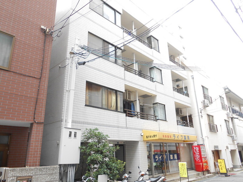 建物外観　１階は薬局が入っています。