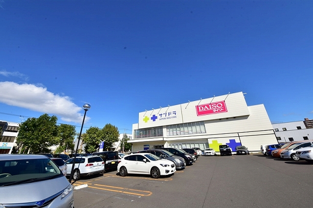 ドラックストア　サツドラ南11条店（ドラッグストア）まで409m