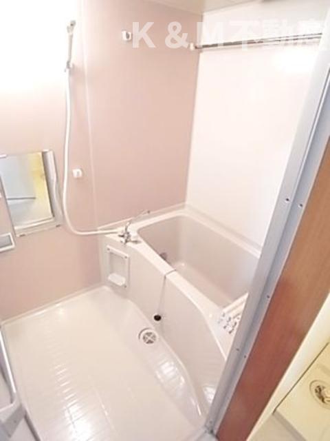 バス・シャワールーム　コンパクトで使いやすいお風呂です