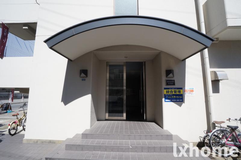 玄関　落ち着いたエントランスです