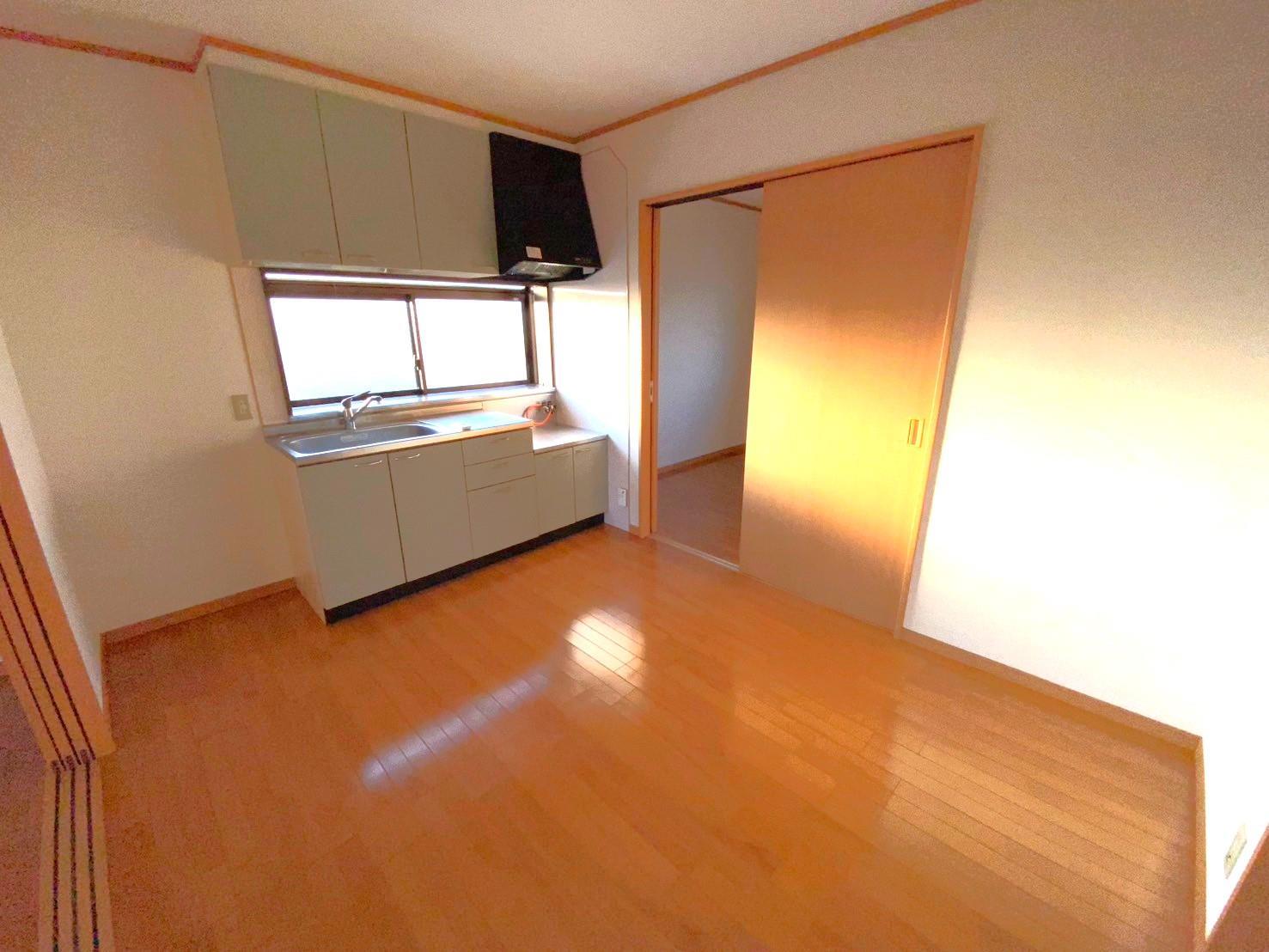 キッチン　キッチンは窓付きで明るく収納も大容量です。