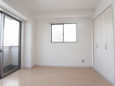 居室・リビング　二面採光で明るい洋室