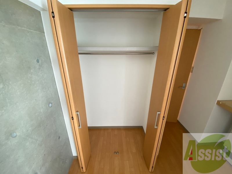 収納　こちらの収納にはハンガーをかけて服もしまえますね。