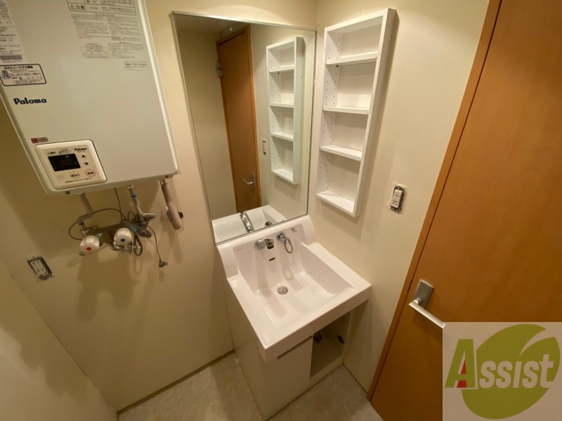 洗面設備　シャンプードレッサー。身支度はここでばっちりですね。