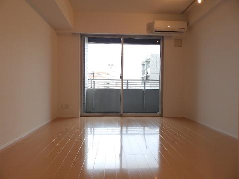 居室・リビング　室内