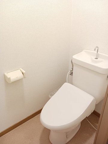 トイレ　落ち着いた色調のトイレです