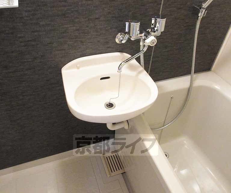 洗面設備　綺麗な洗面台です・