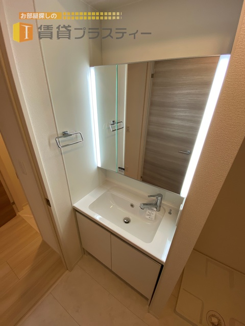 洗面設備　身も心も白くなれるホワイト基調の洗面台