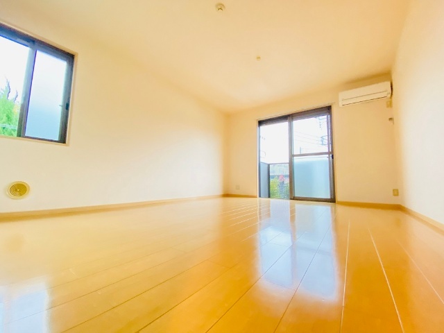 居室・リビング　同一建物内２０１号室内装写真転載