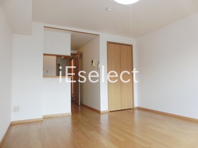 居室・リビング　白を基調としたシンプルなデザインです。