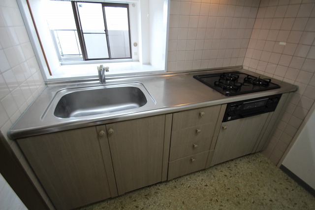 キッチン　同物件別号室のものです。