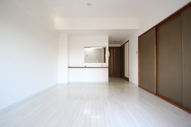 居室・リビング　同物件別号室のものです。